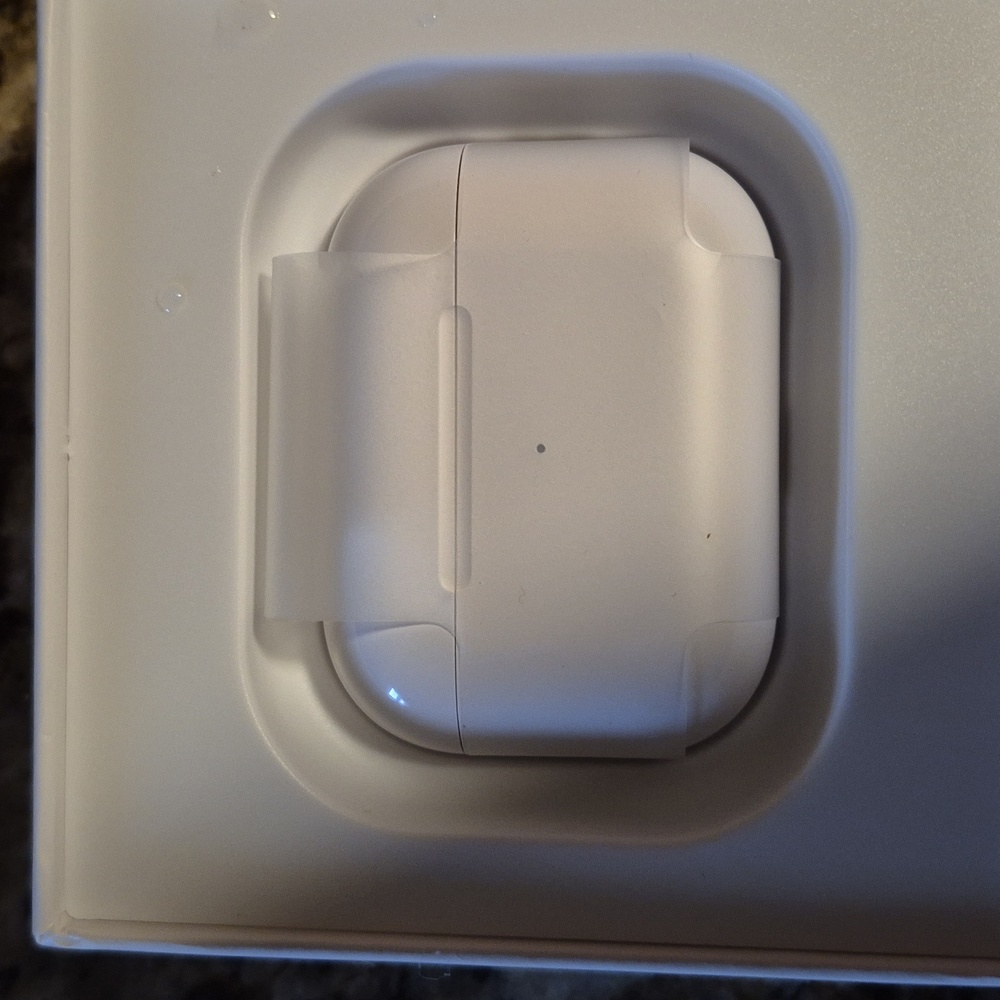 White Wireless Earbuds - Picture 4 of 5